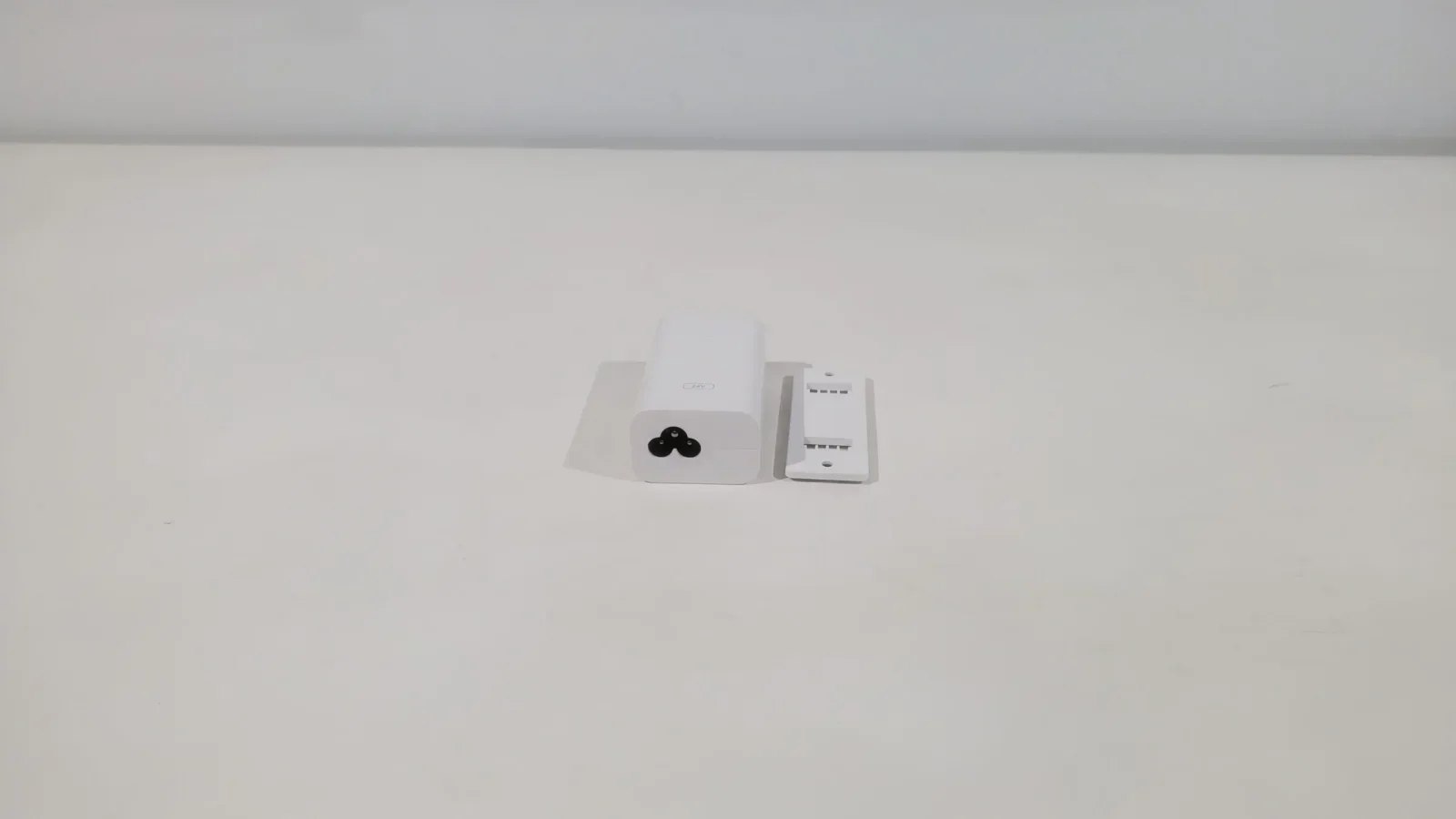 2025-04-21-15-55-03 Инжектор PoE Ubiquiti GP-A240-050G POE-24-12W-G-WH купить — изображение 1